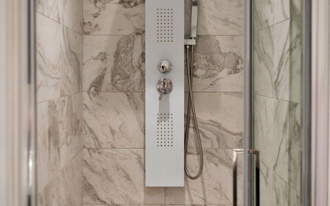 The Mount: Sol, Design Intérieur, Sol, Porte, Luminaire Plomberie, Tuile, Pièce, Plomberie, Porte De Douche, Salle De Bains