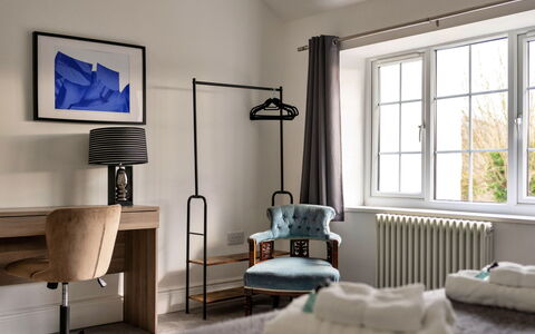The Mount: Meubles, Design Intérieur, Mur, Sol, Sol, Bois, Chambre, Textile, Éclairage, Lit
