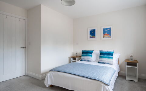 Field View: Lit, Design Intérieur, Chambre, Meubles, Drap De Lit, Literie, Sol, Bois, Sol, Plafond