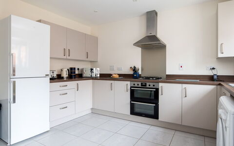 Field View: Sol, Design Intérieur, Bois, Cabinetry, Plafond, Cuisine, Principaux Appliance, Sol, Comptoir, Meubles
