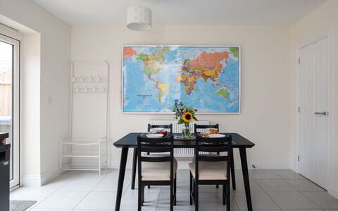 Field View: Meubles, Design Intérieur, Table, Salle À Manger, Sol, Table Cuisine Et Salle A Manger, Chaise, Pièce, Sol, Cadre