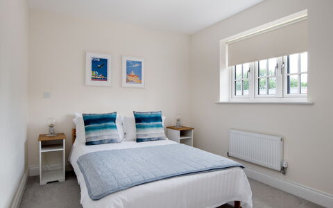 Field View: Design Intérieur, Lit, Meubles, Bois, Plafond, Chambre, Sol, Sol, Pièce, Drap De Lit