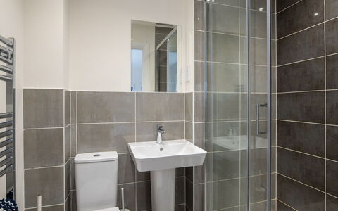Field View: Sol, Mur, Sol, Design Intérieur, Luminaire Plomberie, Salle De Bains, Plafond, Toilette, Évier, Siège De Toilette