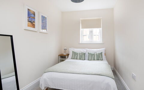 Field View: Lit, Design Intérieur, Chambre, Meubles, Mur, Sol, Literie, Sol, Drap De Lit, Plafond
