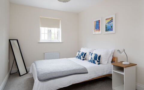 Field View: Lit, Chambre, Design Intérieur, Meubles, Literie, Drap De Lit, Sol, Bois, Sol, Plafond