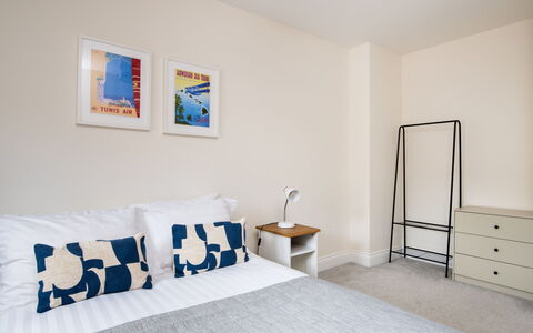 Field View: Meubles, Lit, Design Intérieur, Chambre, Sol, Sol, Bois, Pièce, Drap De Lit, Literie