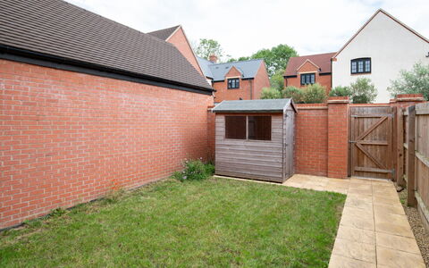 Field View: Mur, Brique, Brickwork, Zone Résidentielle, Toit, Porte, Composite, Arrière-Cour, Tache De Bois, Jardin