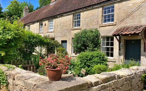 Meadowsweet Cottage: Maison, Arbuste, Chalet, Toit, Lot Terre, Couverture De Sol, Jardin, Pot De Fleur, Dalle