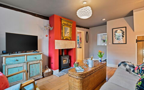 Meadowsweet Cottage: Meubles, Design Intérieur, Mur, Bois, Sol, Pièce, Plafond, Sol, Éclairage, Salon