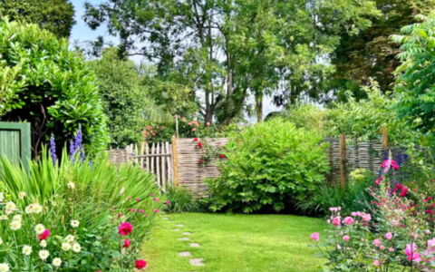 Meadowsweet Cottage: Fleur, Vert, Jardin, Arbuste, Pelouse, Passerelle, Arrière-Cour, Couverture De Sol, Printemps