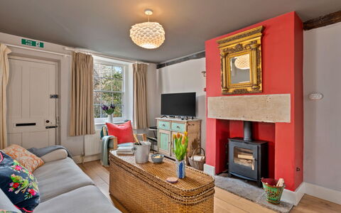 Meadowsweet Cottage: Meubles, Design Intérieur, Sol, Mur, Sol, Bois, Pièce, Plafond, Table, Salon