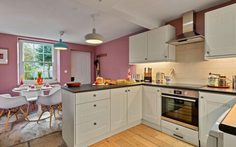 Meadowsweet Cottage: Cuisine, Comptoir, Design Intérieur, Meubles, Appareil De Cuisine, Cabinetry, Sol, Bois, Principaux Appliance, Plafond