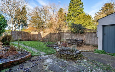 Meadowsweet Cottage: Arbuste, Paysage, Jardin, Couverture De Sol, Dalle, Arrière-Cour, Brique, Cour, Aménagement Paysager, Passerelle