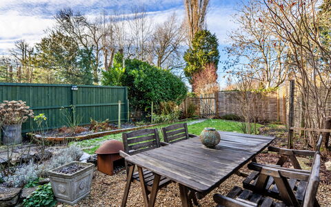 Meadowsweet Cottage: Meubles, Bois, Mobilier De Jardin, Arbuste, Table, Tableau De Plein Air, Jardin, Chaise, Couverture De Sol, Arrière-Cour