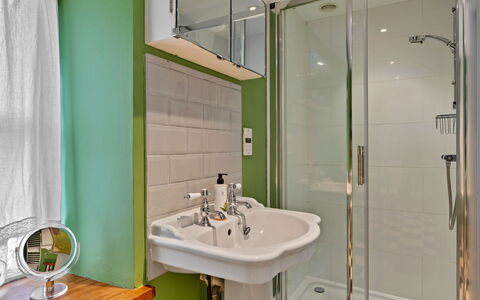 Meadowsweet Cottage: Salle De Bains, Lavabo, Luminaire Plomberie, Mur, Design Intérieur, Évier, Sol, Sol, Robinet, Miroir