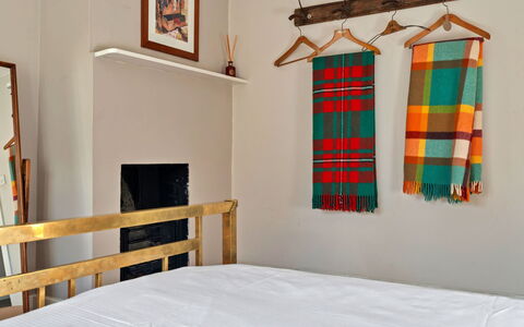 Meadowsweet Cottage: Bois, Design Intérieur, Linge, Sol, Chambre, Lit, Sol, Meubles, Literie, Pièce