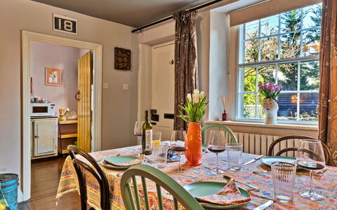 Flittermouse Cottage: Meubles, Design Intérieur, Salle À Manger, Chaise, Sol, Mur, Table, Bois, Table Cuisine Et Salle A Manger, Plafond