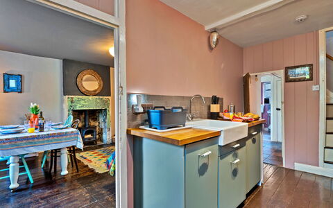 Flittermouse Cottage: Meubles, Cuisine, Bois, Comptoir, Design Intérieur, Sol, Plafond, Sol, Pièce, Éclairage