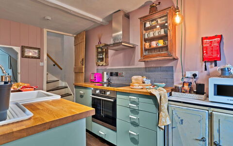 Flittermouse Cottage: Cuisine, Appareil De Cuisine, Comptoir, Meubles, Principaux Appliance, Design Intérieur, Cabinetry, Bois, Sol, Pièce
