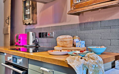 Flittermouse Cottage: Cuisine, Appareil De Cuisine, Comptoir, Meubles, Cabinetry, Principaux Appliance, Design Intérieur, Électroménager, Sol, Vaisselle