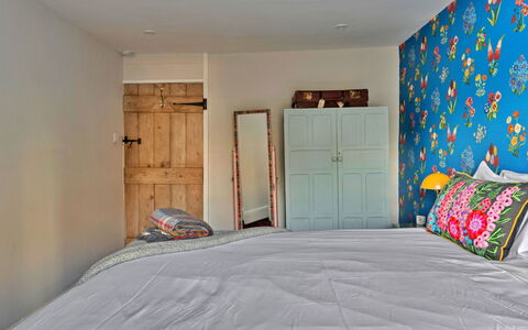 Flittermouse Cottage: Meubles, Design Intérieur, Chambre, Mur, Drap De Lit, Lit, Literie, Bois, Linge, Jaune