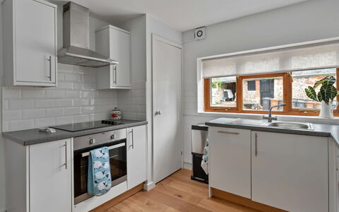 Poundtree: Cuisine, Appareil De Cuisine, Comptoir, Cabinetry, Principaux Appliance, Design Intérieur, Sol, Evier, Électroménager, Bois