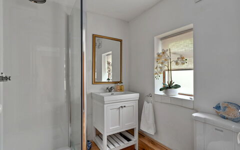 Poundtree: Salle De Bains, Luminaire Plomberie, Design Intérieur, Sol, Mur, Évier, Sol, Lavabo, Miroir, Robinet