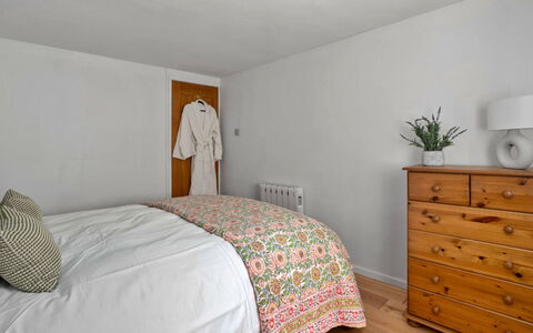 Poundtree: Meubles, Lit, Design Intérieur, Literie, Chambre, Sol, Mur, Sol, Drap De Lit, Pièce