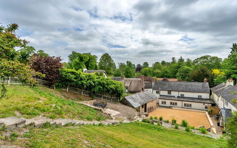 Poundtree: Arbre, Herbe, Maison, Paysage, Domicile, Toit, Chalet, Zone Résidentielle, Zone Rurale
