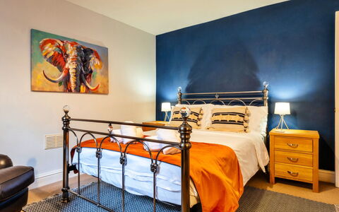 Bath 602: Bleu, Lit, Chambre, Literie, Meubles, Drap De Lit, Linge, Design Intérieur, Sol, Cadre De Lit