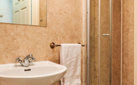 Bath 602: Salle De Bains, Lavabo, Luminaire Plomberie, Mur, Sol, Sol, Évier, Design Intérieur, Miroir, Toilette