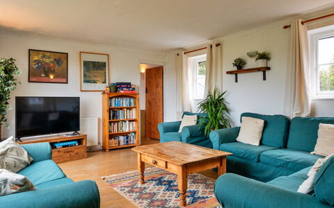 Cricketers' Cottage: Meubles, Design Intérieur, Canapé, Sol, Bois, Sol, Salon, Pièce, Plafond, Table
