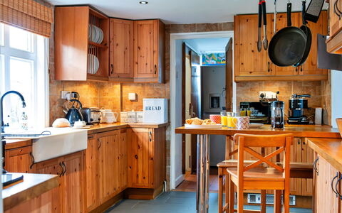 Cricketers' Cottage: Cuisine, Meubles, Comptoir, Appareil De Cuisine, Cabinetry, Principaux Appliance, Bois, Design Intérieur, Sol, Placard