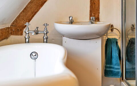 Cricketers' Cottage: Luminaire Plomberie, Salle De Bains, Robinet, Design Intérieur, Lavabo, Évier, Plomberie, Sol, Sol, Miroir