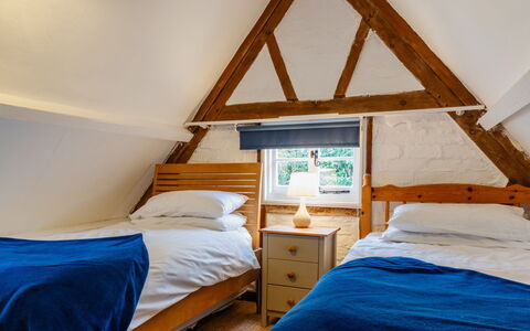 Cricketers' Cottage: Meubles, Chambre, Bois, Lit, Design Intérieur, Literie, Drap De Lit, Sol, Domicile, Sol