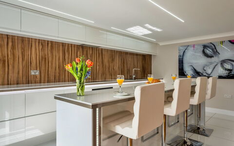 Hollies Coach House: Meubles, Design Intérieur, Sol, Cuisine, Bois, Comptoir, Sol, Plafond, Éclairage, Cabinetry