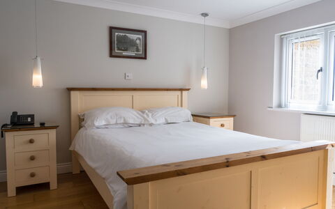 Hollies Coach House: Lit, Meubles, Literie, Chambre, Design Intérieur, Drap De Lit, Mur, Bois, Sol, Sol