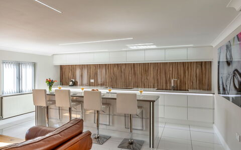 Hollies Coach House: Meubles, Design Intérieur, Sol, Bois, Sol, Plafond, Cuisine, Comptoir, Luminaire, Cabinetry