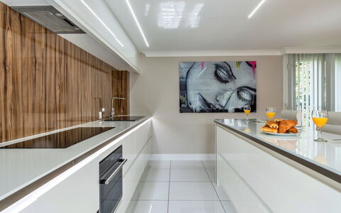 Hollies Coach House: Design Intérieur, Cuisine, Sol, Comptoir, Mur, Bois, Plafond, Appareil De Cuisine, Sol, Cabinetry