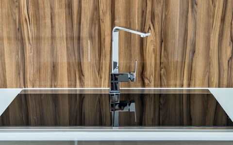 Hollies Coach House: Bois, Luminaire Plomberie, Cuisine, Robinet, Verre, Dur, Tache De Bois, Parquet, Comptoir