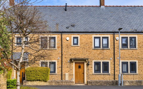 Hollies Cottage, Willow (2 Bed): Brickwork, Brique, Fenêtre À Guillotine, Cheminée, Maison Historique, Maison De Charité