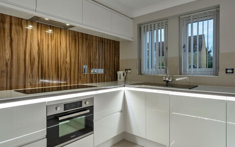 Hollies Cottage, Willow (2 Bed): Appareil De Cuisine, Cuisine, Cabinetry, Comptoir, Design Intérieur, Sol, Principaux Appliance, Bois, Électroménager, Plafond