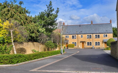 Hollies Cottage, Willow (2 Bed): Ciel, Surface De La Route, Maison, Asphalte, Rue, Pôle, Voie, Allée, Haie