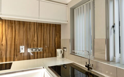 Hollies Cottage, Willow (2 Bed): Cuisine, Comptoir, Design Intérieur, Sol, Bois, Cabinetry, Appareil De Cuisine, Luminaire Plomberie, Robinet, Domicile