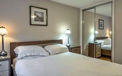 Hollies Cottage, Willow (2 Bed): Meubles, Lit, Chambre, Design Intérieur, Drap De Lit, Literie, Sol, Sol, Pièce, Plafond