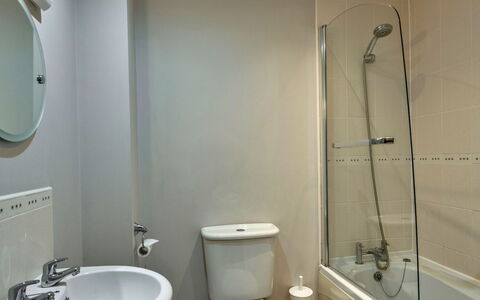 Hollies Cottage, Willow (2 Bed): Salle De Bains, Luminaire Plomberie, Sol, Siège De Toilette, Sol, Design Intérieur, Toilette, Lavabo, Évier, Robinet