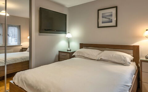 Hollies Cottage, Willow (2 Bed): Lit, Meubles, Chambre, Design Intérieur, Literie, Drap De Lit, Mur, Sol, Sol, Bois