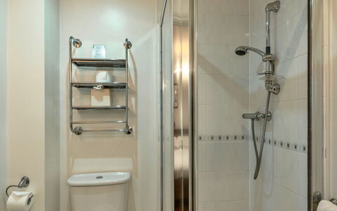 Hollies Cottage, Willow (2 Bed): Salle De Bains, Luminaire Plomberie, Sol, Sol, Design Intérieur, Plomberie, Douche, Tete De Douche, Pièce, Robinet