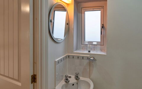 Hollies Cottage, Willow (2 Bed): Mur, Luminaire Plomberie, Design Intérieur, Plomberie, Éclairage, Sol, Pièce, Robinet, Miroir, Salle De Bains
