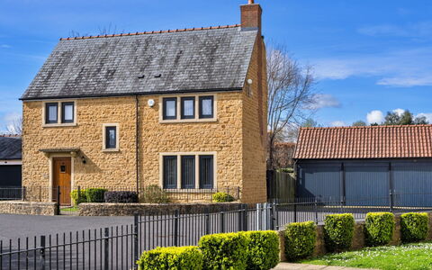 Hollies Cottage, Elm (4 Bed): Ciel, Mur, Façade, Brickwork, Maison, Arbuste, Toit, Domicile, Chalet, Brique